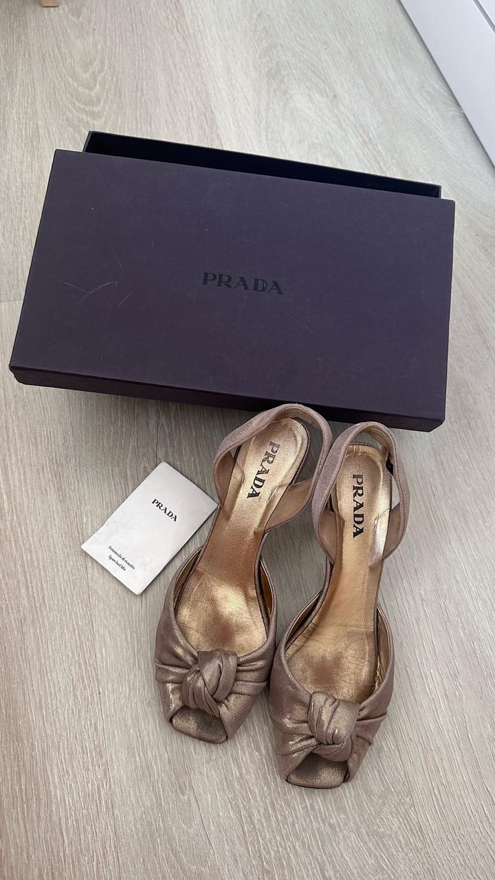 Золотые босоножки Prada