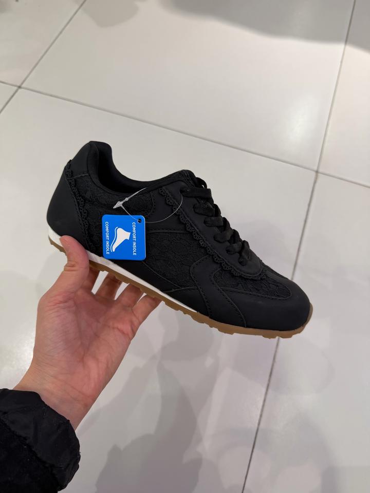 Кроссовки женские