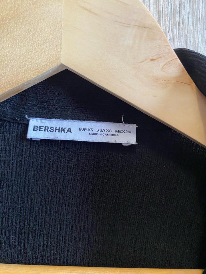Черная рубашка от Bershka