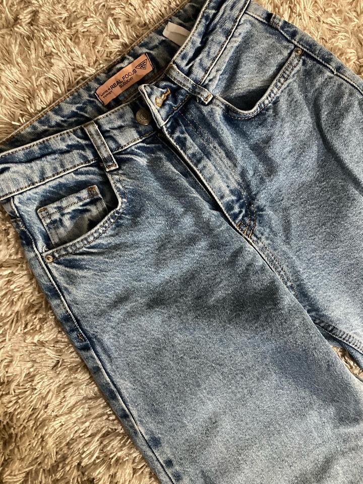 Голубые широкие джинсы 34