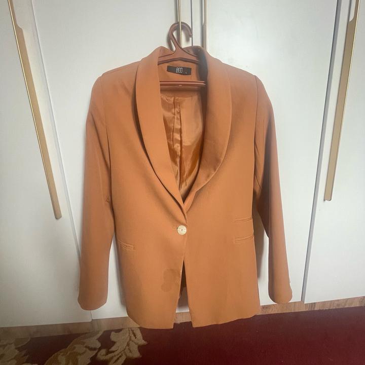 Пиджак коричневый.