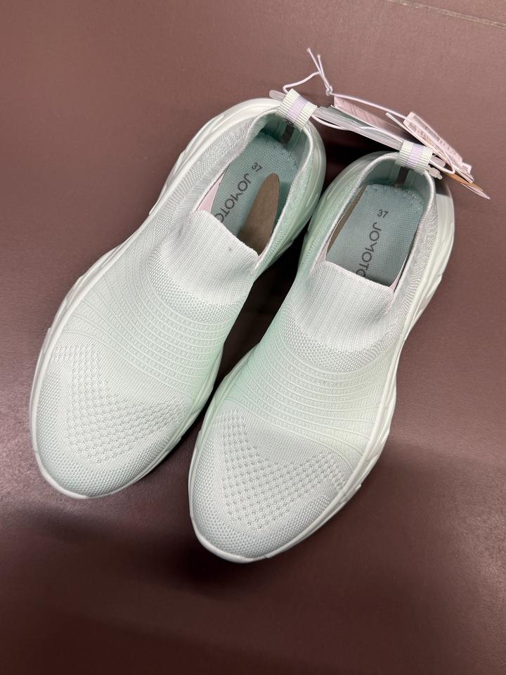 Женские кроссовки