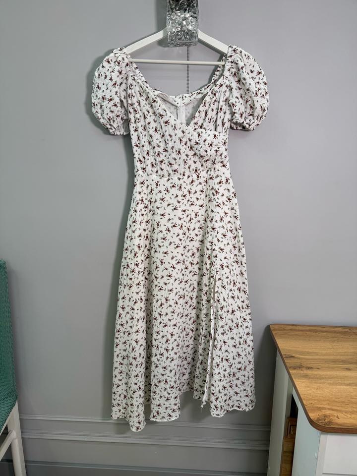 Белое платье в цветочек