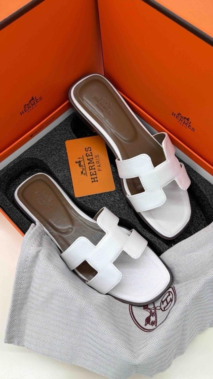 Стильные шлепанцы от Hermes