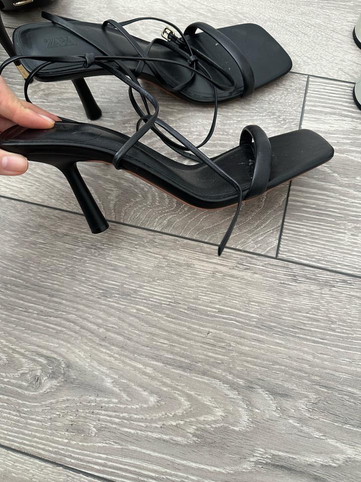Кожаные босоножки Zara
