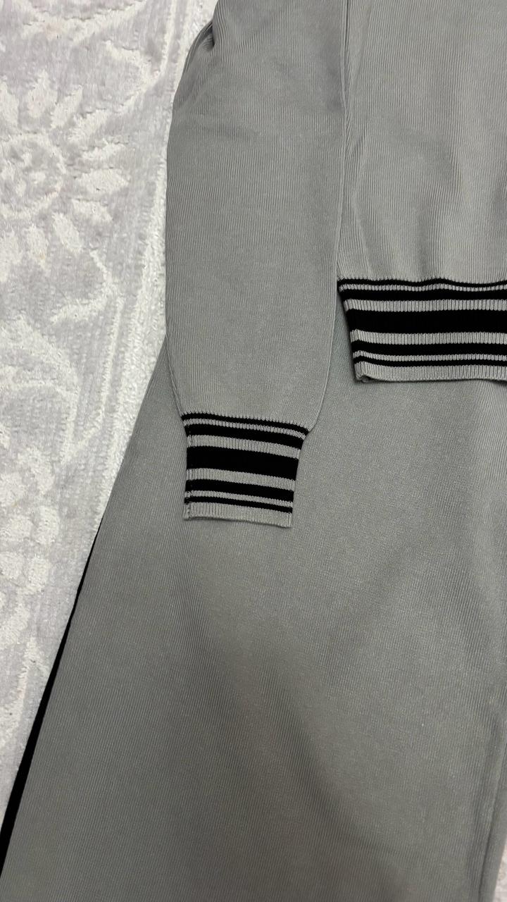 Двойка серый