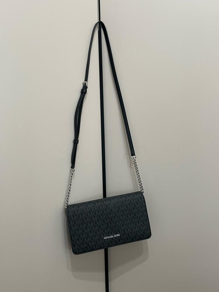 Черная сумка с серебристой фурнитурой от Michael Kors