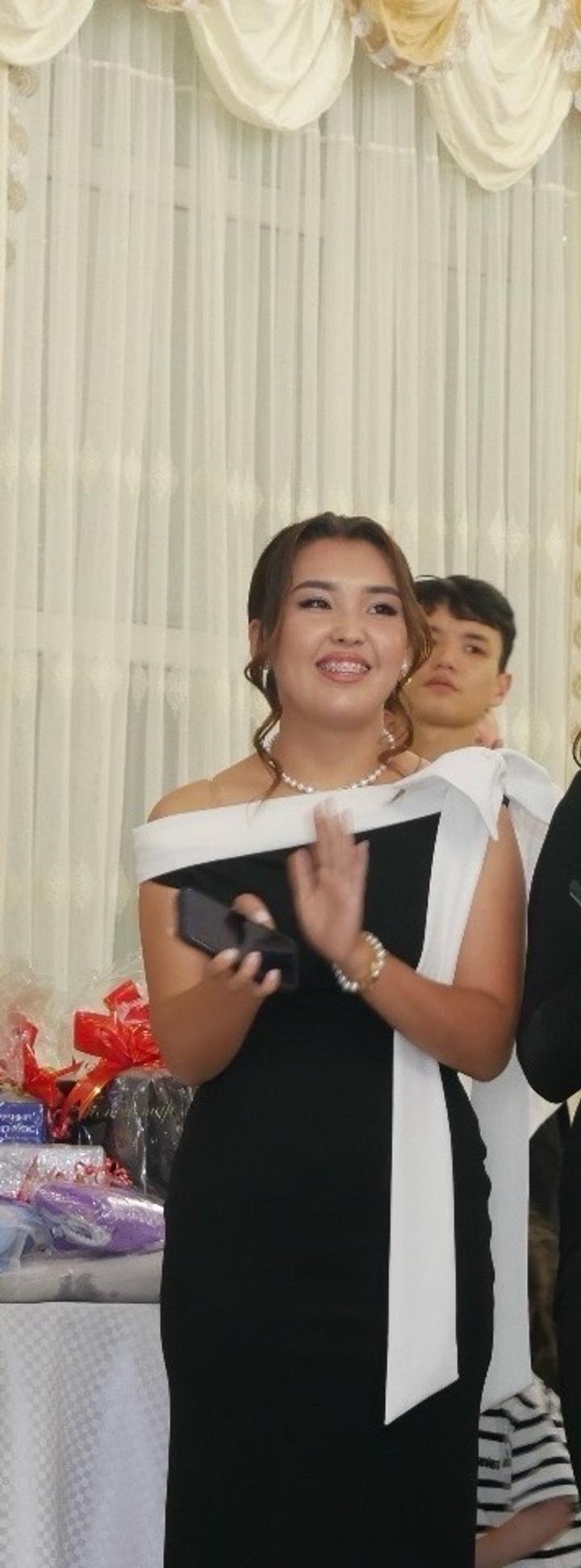 Черное платье с бантом