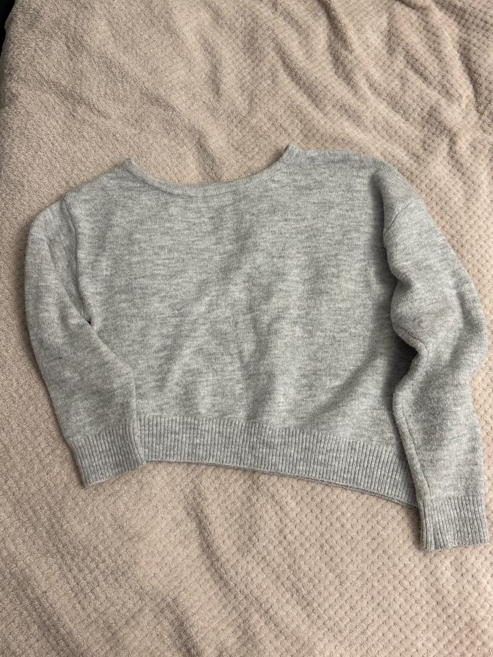 свитер серый