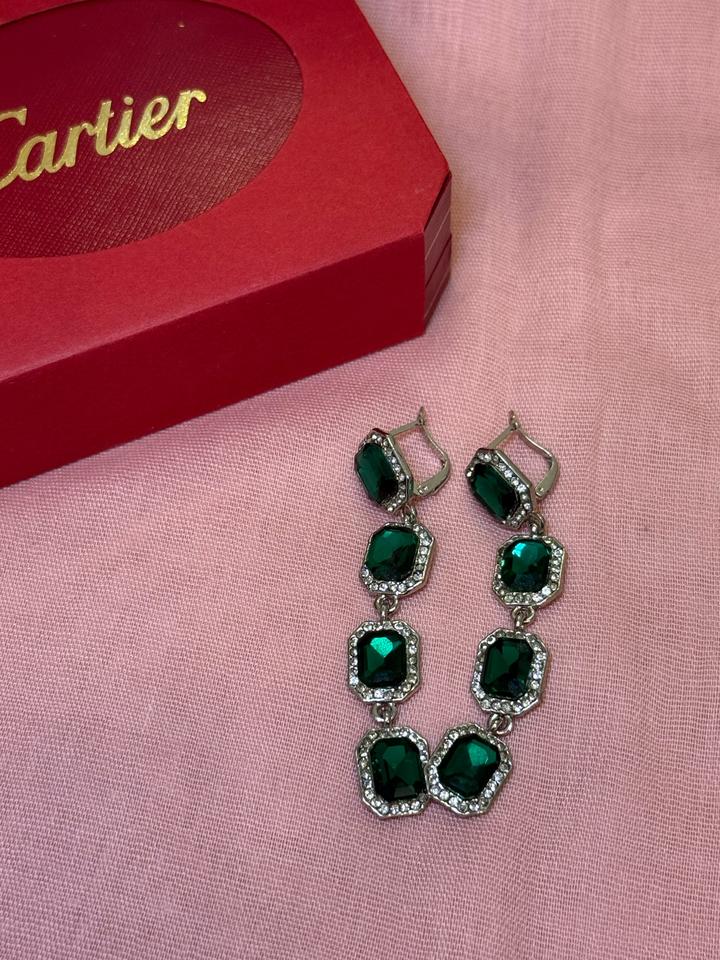 Серьги с изумрудными камнями