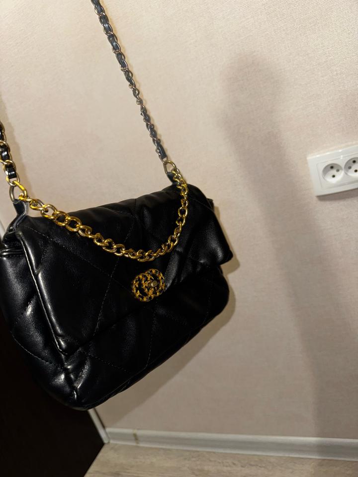 Сумка Chanel 19 в отличном состоянии