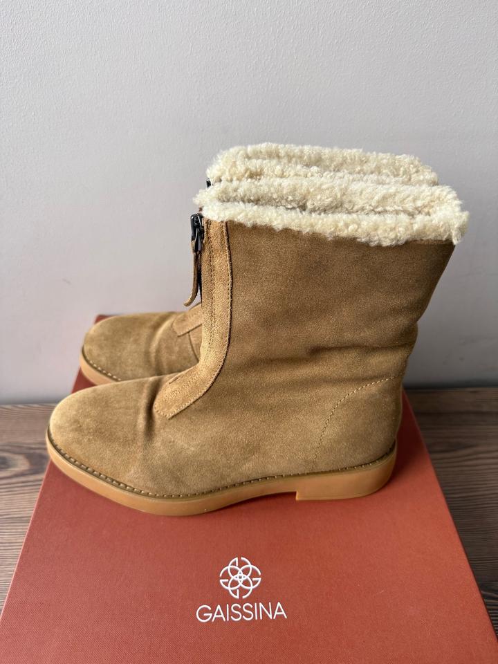 Замшевые ботинки