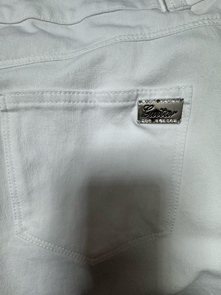 Белая юбка Guitar — стильная классика с изюминкой