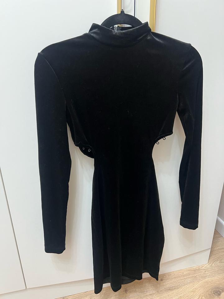 Бархатное черное платье с открытой спиной