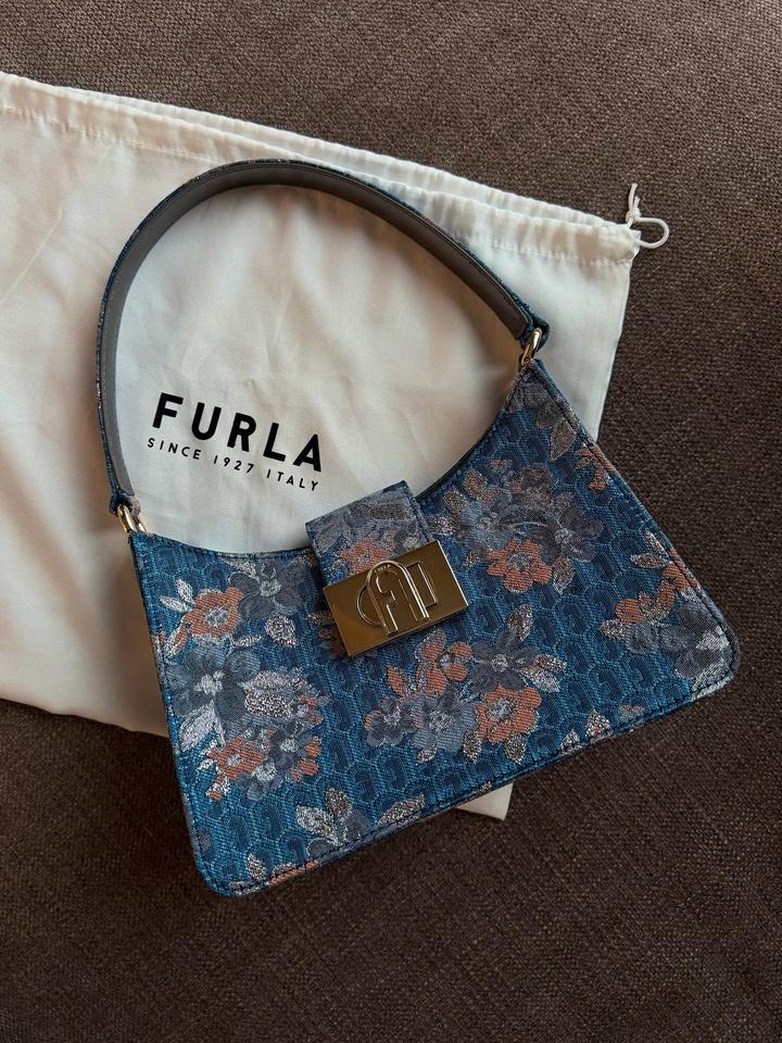 сумочка от бренда Furla