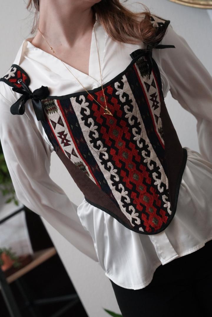 Этнический корсет ручной работы.