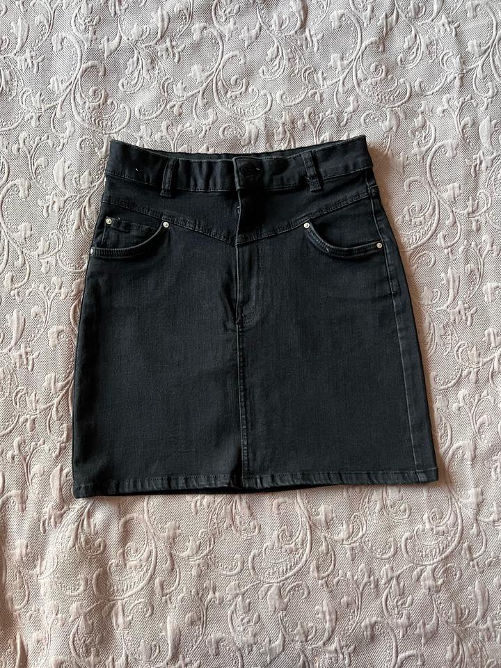 Черная мини юбка Bershka