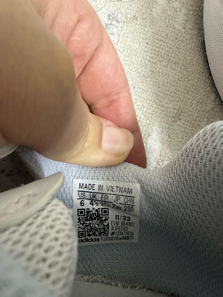 Адидас кроссовка