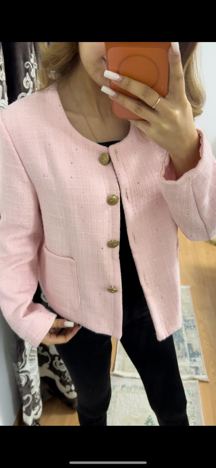 Розовый твидовый костюм