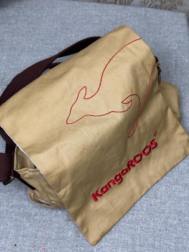 Маленькая бежевая спортивная сумка KangaRoos
