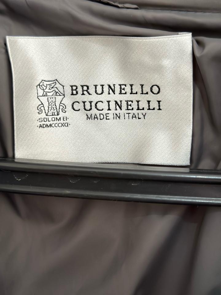 Короткий пуховик в тёмно-сером оттенке