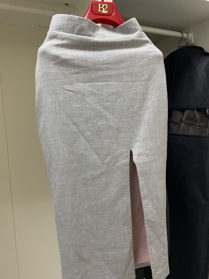 Стильная юбка с разрезом