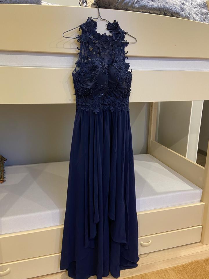 Вечернее платье, с открытыми руками, очень элегантное, в идеальном состоянии.