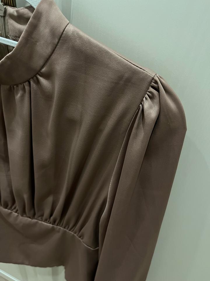 Атласная блузка коричневая