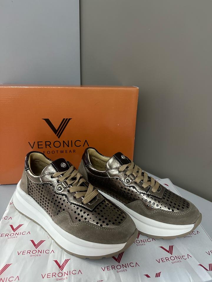 Женские кроссовки