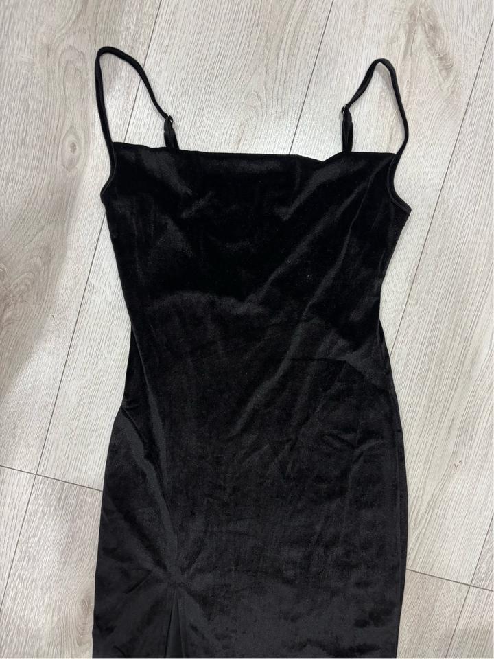 Платье черное бархат с разрезом на ноге s m