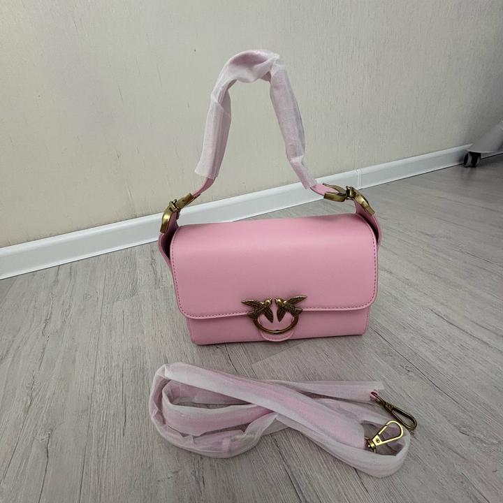 Розовая сумка Pinko с золотистой фурнитурой.