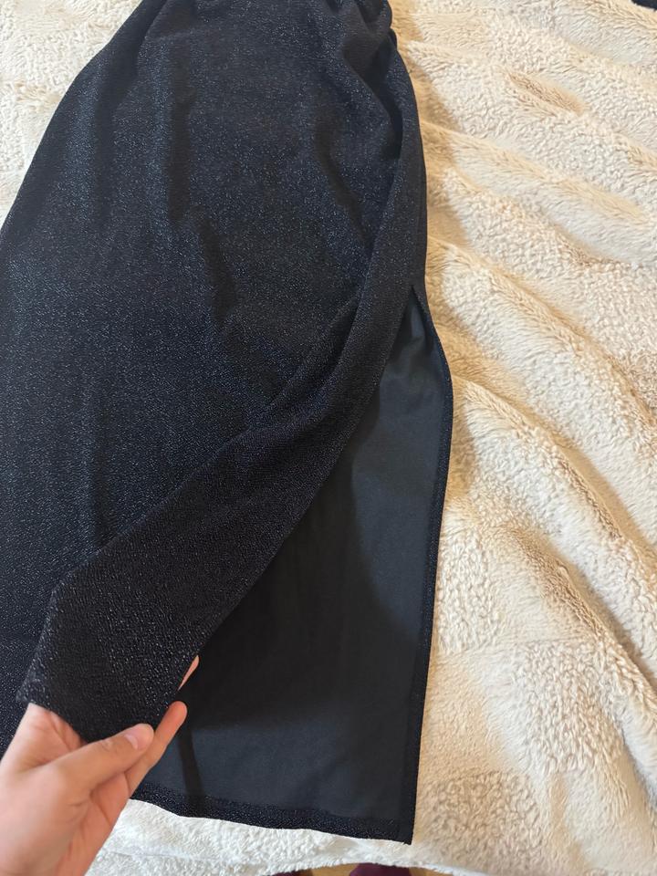 Черное обтягивающие платье миди с разрезом