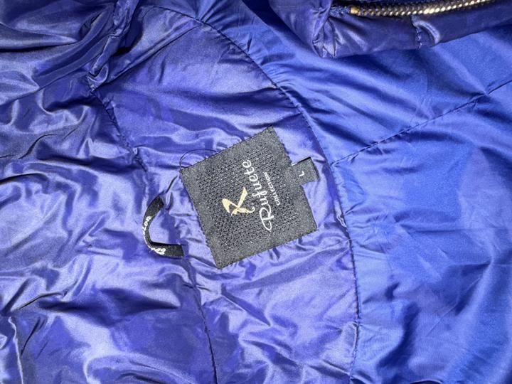 Синий пуховик