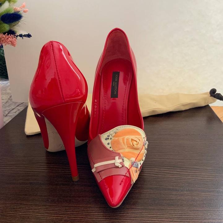 Красные лаковые туфли Louis Vuitton