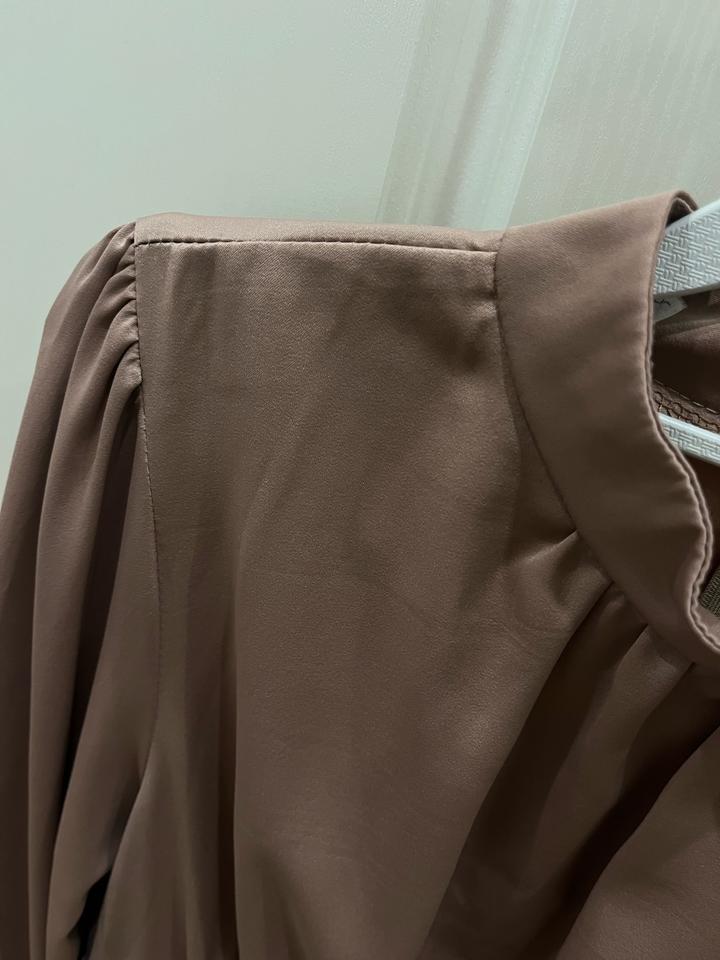 Атласная блузка коричневая