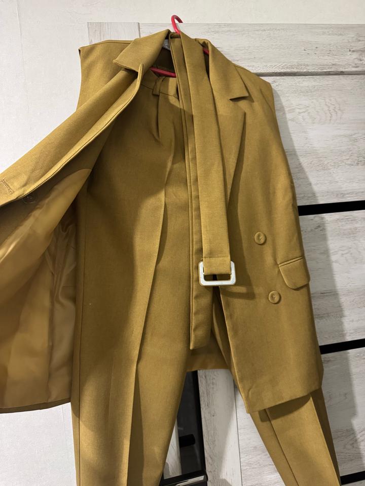 Горчичный костюм без рукавов