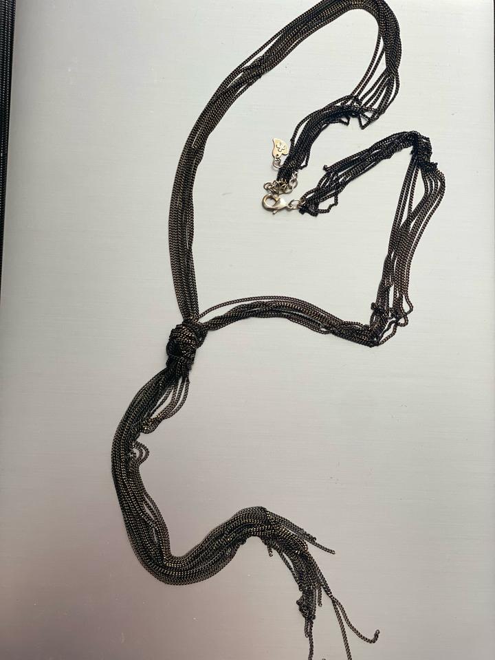 Колье украшение на шею из цепочек черное с золотым отливом