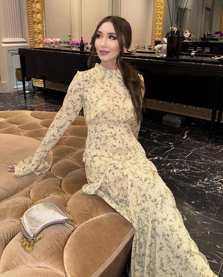 Элегантное макси-платье с длинными рукавами