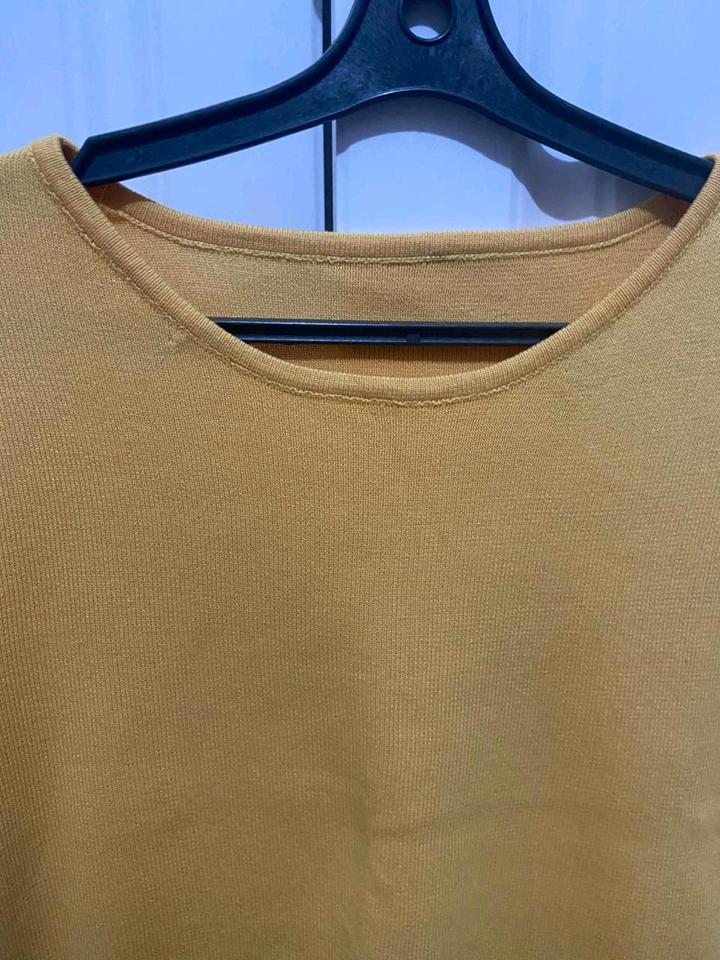 Базовая горчичная футболка в рубчик