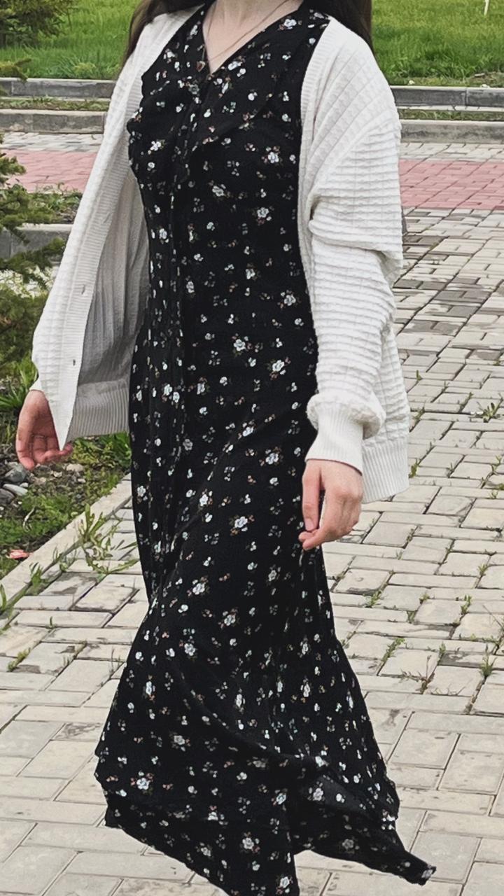черное платье с цветочками