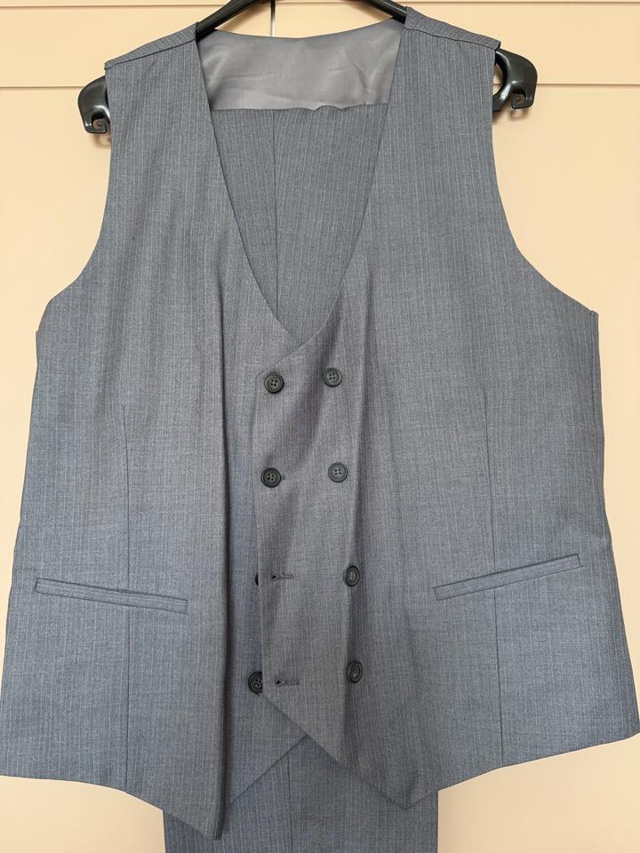 Костюм мужской тройка