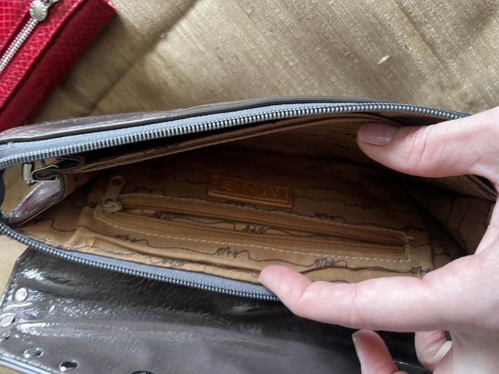 Серый клатч Mango