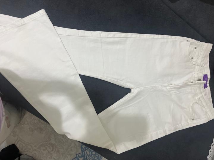 Белое джинсы