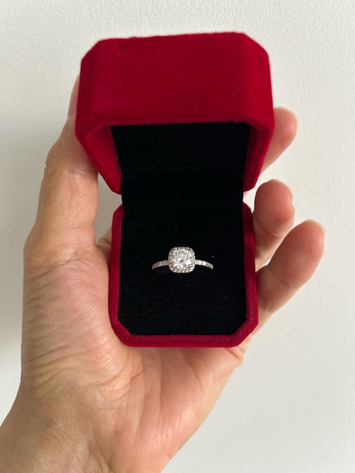 Серебряное кольца с муассонитом