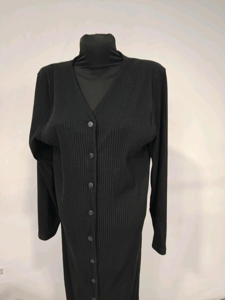 Платье трикотажное на клепках.