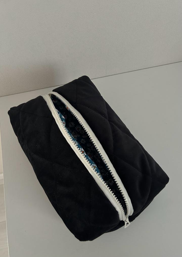 Черная косметичка