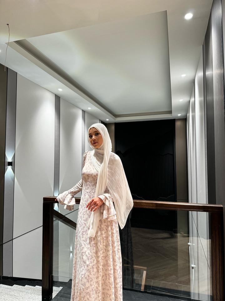 Нежное платье с цветочным принтом.