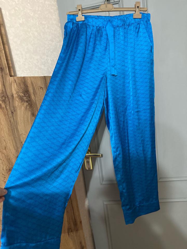 Брюки Primark в ярком голубом оттенке