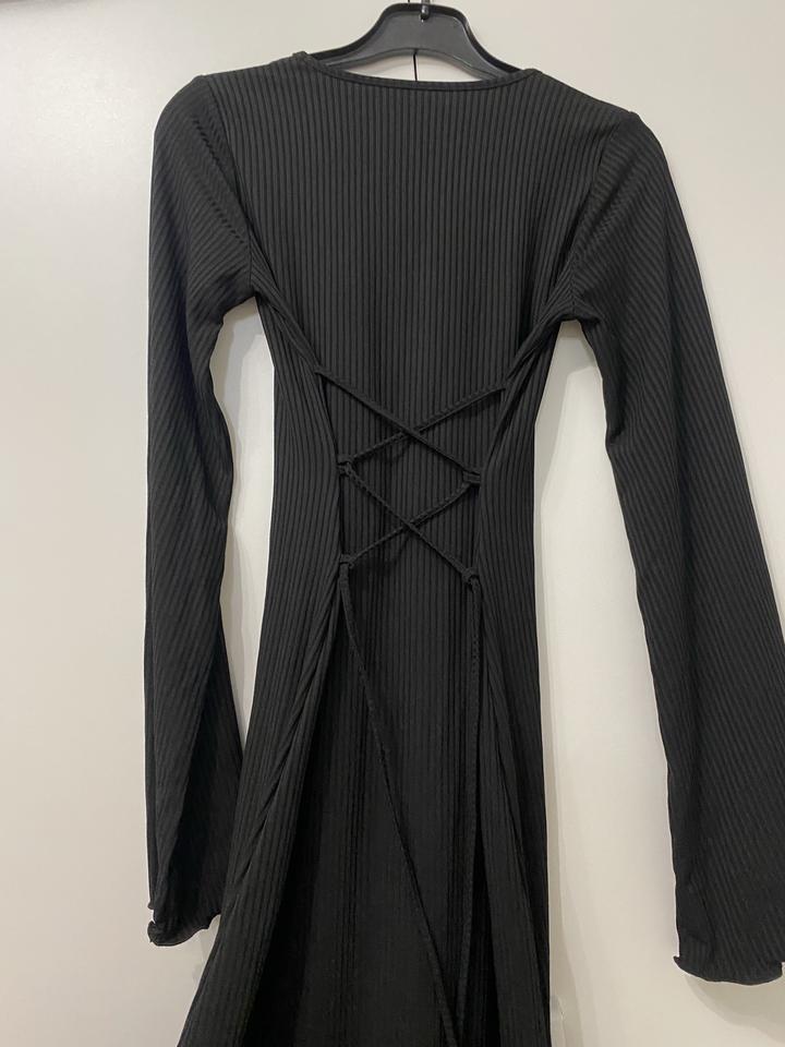 Черное платье на завязках