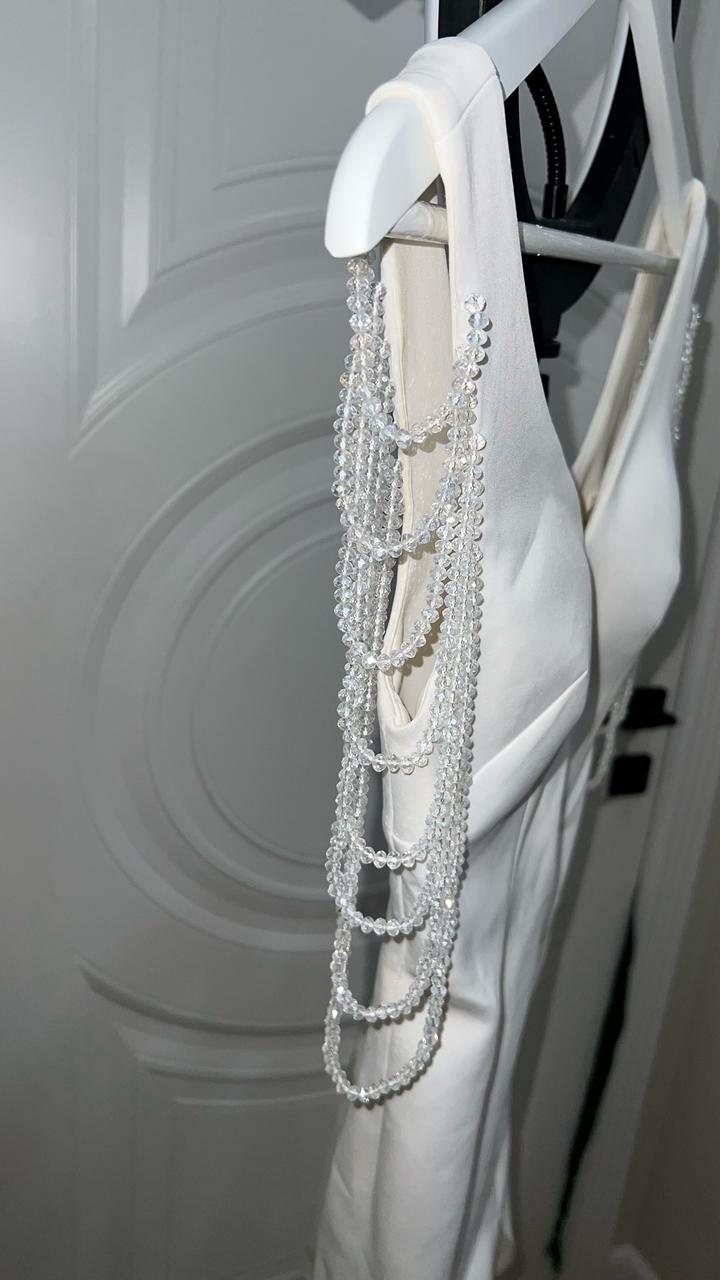 Белое платье с камнями